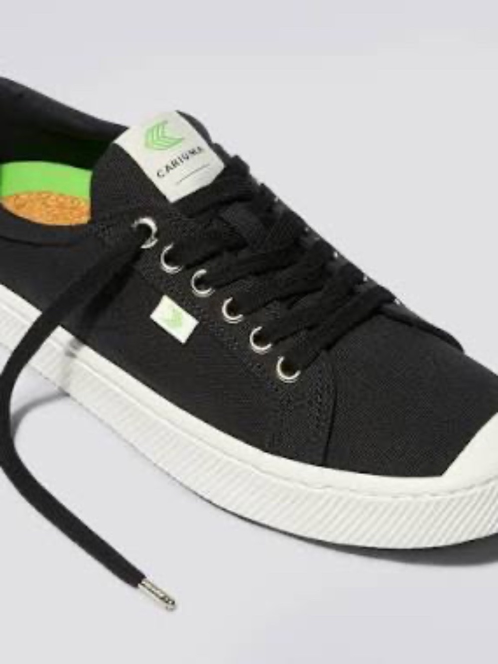 Women 8.5 excellent condition Cariuma black canvas sneakers